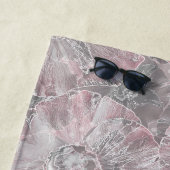 Serviette De Plage Gris rose, grandes fleurs design (En situation)
