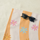 Serviette de plage Groovy Florals Rainbows Nom (En situation)