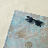 Serviette De Plage Grunge Côtière | Aquarelle bleu et vert or (En situation)