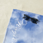 Serviette De Plage Heart Cloud Ciel mignon Amusant Moderne Bleu Nom P (En situation)