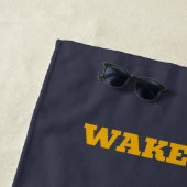 Serviette De Plage Heure heureuse du texte personnalisé (En situation)