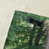 Serviette de plage heureuse d'éléphant (En situation)