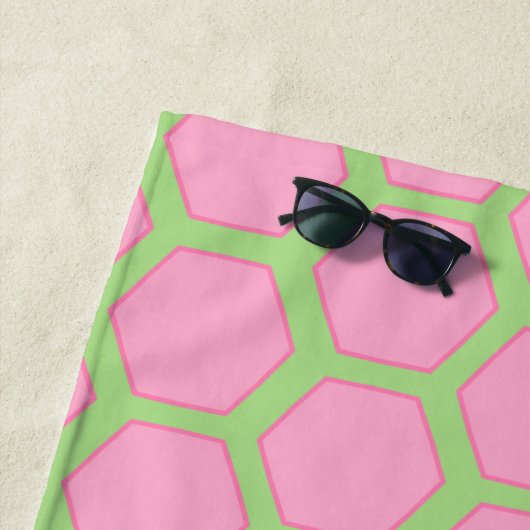 Serviette de plage Hexagons rose (En situation)