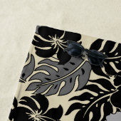 Serviette De Plage Hibiscus de la baie d'Huakini Floral-Noir (En situation)