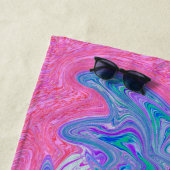 Serviette De Plage Hibiscus psychédélique à lèvre verte et violette (En situation)