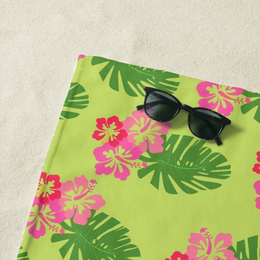 Serviette De Plage Hibiscus Rose Motif Hawaiien En Vert (En situation)