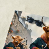 Serviette De Plage Highland Harmony : Bagpipe Highland Cow Band (En situation)