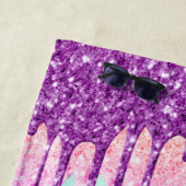 Serviette De Plage Holographique violet gouttes rose monogramme (En situation)