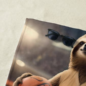 Serviette De Plage Hoops and Hangs : Le Slam Dunking Sloth, (En situation)