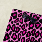 Serviette de plage Hot Rose & Black Empreinte de l (En situation)