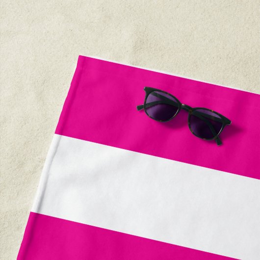Serviette De Plage Hot Rose White Strips Nom personnalisé (En situation)