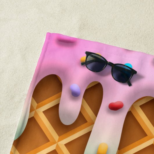 Serviette De Plage Ice Cream Drip Waffle Cone Pink With Sprinkles (En situation)