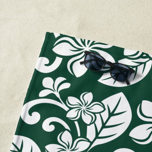 SERVIETTE DE PLAGE ÎLE PLUMERIA (VERT FORESTIER) (En situation)