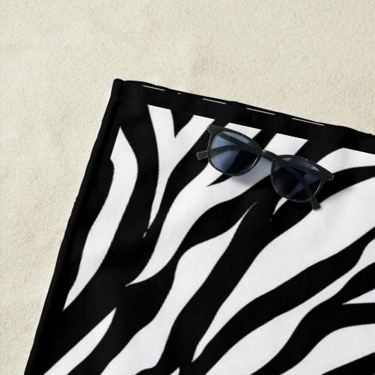 Serviette De Plage Impression Zebra Avec Monogramme Turquoise (En situation)