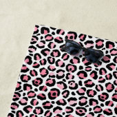 Serviette De Plage Imprimé léopard en rose blanc et noir avec monogra (En situation)