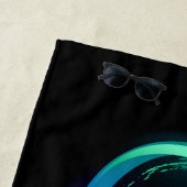 Serviette De Plage Infini vibrant avec papillon arc-en-ciel sur noir (En situation)