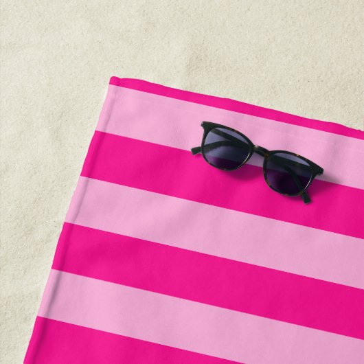 Serviette De Plage Initiale de coutume + Rayures rose-clair et (En situation)