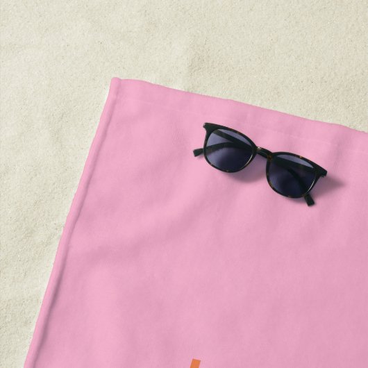 Serviette De Plage Initiales du Monogramme rose moderne personnalisée (En situation)