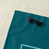 Serviette De Plage Initiales Modernes & Nom | Sarcelle Foncé & Bleu C (En situation)