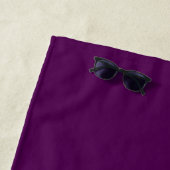 Serviette De Plage Initiales Monogramme | Blanc Sur Violet Foncé (En situation)