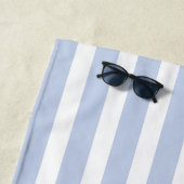 Serviette De Plage Initiales monogrammes bleu clair pâle rayures blan (En situation)