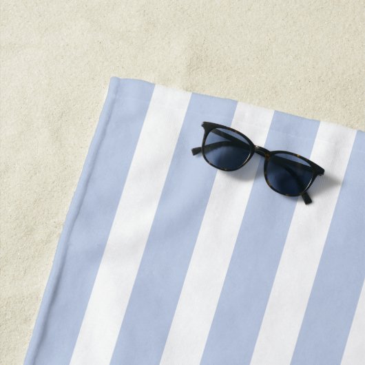 Serviette De Plage Initiales monogrammes bleu clair pâle rayures blan (En situation)