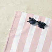 Serviette De Plage Initiales monogrammes rayures blanches pâles rose (En situation)