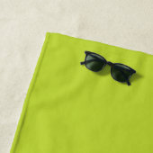Serviette De Plage Initiales superposées Modernes 2 | Vert Citron (En situation)