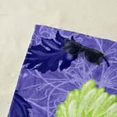 Serviette De Plage Jardin de Daisy à minuit (En situation)