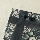 Serviette De Plage Jardin de nœuds de trèfle chuchoté (En situation)