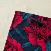 Serviette De Plage Jardin de pivoine rouge sur bleu foncé (En situation)