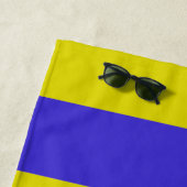 Serviette De Plage Jaune et bleu rayé (En situation)