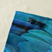 Serviette De Plage Je suis bleu - Plumes Macaw (En situation)