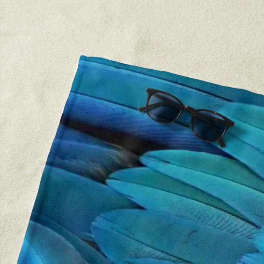 Serviette De Plage Je suis bleu - Plumes Macaw (En situation)