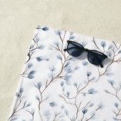 Serviette De Plage Jolies Fleurs Blanches Bleues (En situation)