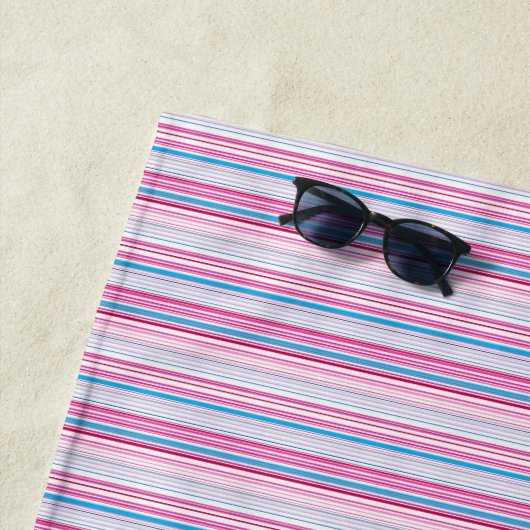 Serviette De Plage Jolies rayures bleues roses (En situation)