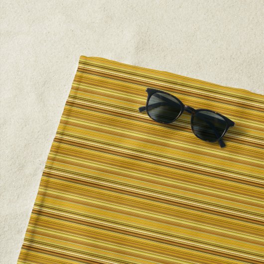Serviette De Plage Jolies rayures brunes dorées (En situation)