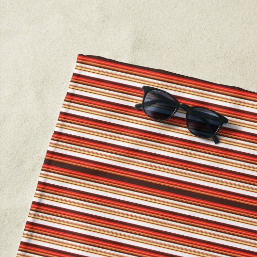 Serviette De Plage Jolies rayures brunes rouges (En situation)