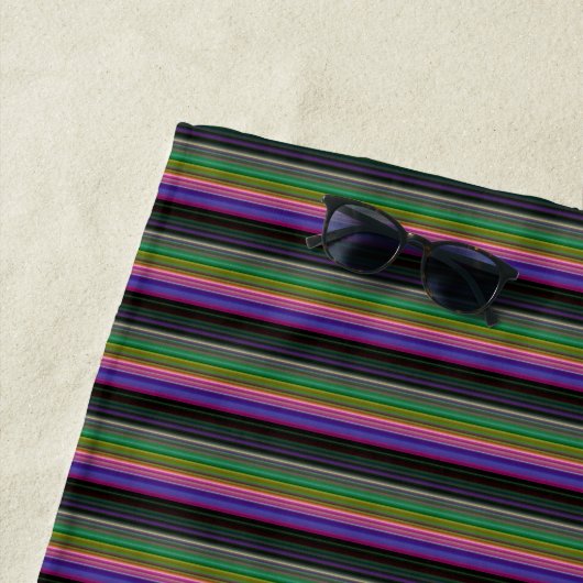 Serviette De Plage Jolies rayures colorées rétro (En situation)