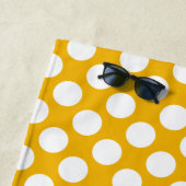 Serviette De Plage Joyeuses Grandes Polka Florale Dot Couché Jaune (En situation)
