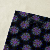 Serviette De Plage Kaleidoscopie noire violette Conception Monogramme (En situation)