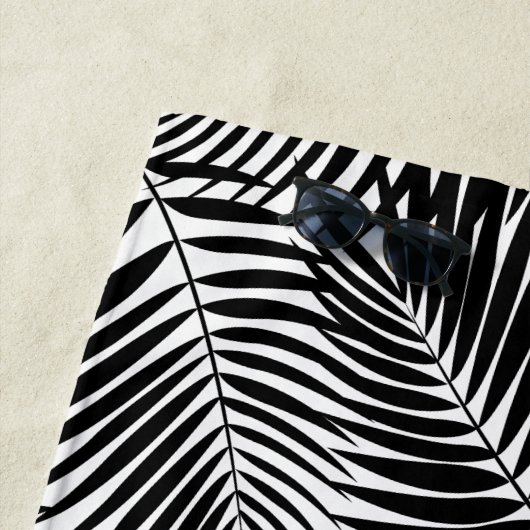 Serviette De Plage Kona Palms Hawaiian Leaf Tropical - Noir (En situation)