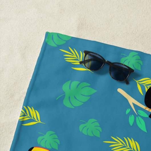 Serviette De Plage La forêt tropicale du Toucan bleu et vert (En situation)