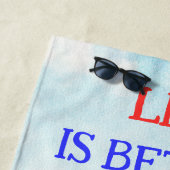 Serviette De Plage La vie est meilleure à Flip Flops Beach Towel (En situation)