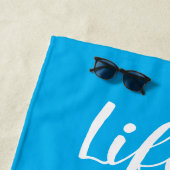 Serviette De Plage La vie est meilleure au lac bleu personnalisé (En situation)