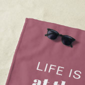 Serviette De Plage La vie personnalisée est meilleure à la plage pour (En situation)