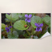 Serviette De Plage Ladybug sur les fleurs de violet doux (Devant)