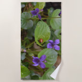 Serviette De Plage Ladybug sur les fleurs de violet doux (Devant)