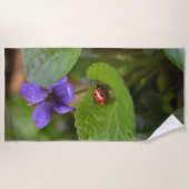 Serviette De Plage Ladybug sur les fleurs de violet doux (Devant)