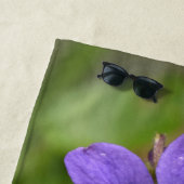 Serviette De Plage Ladybug sur les fleurs de violet doux (En situation)
